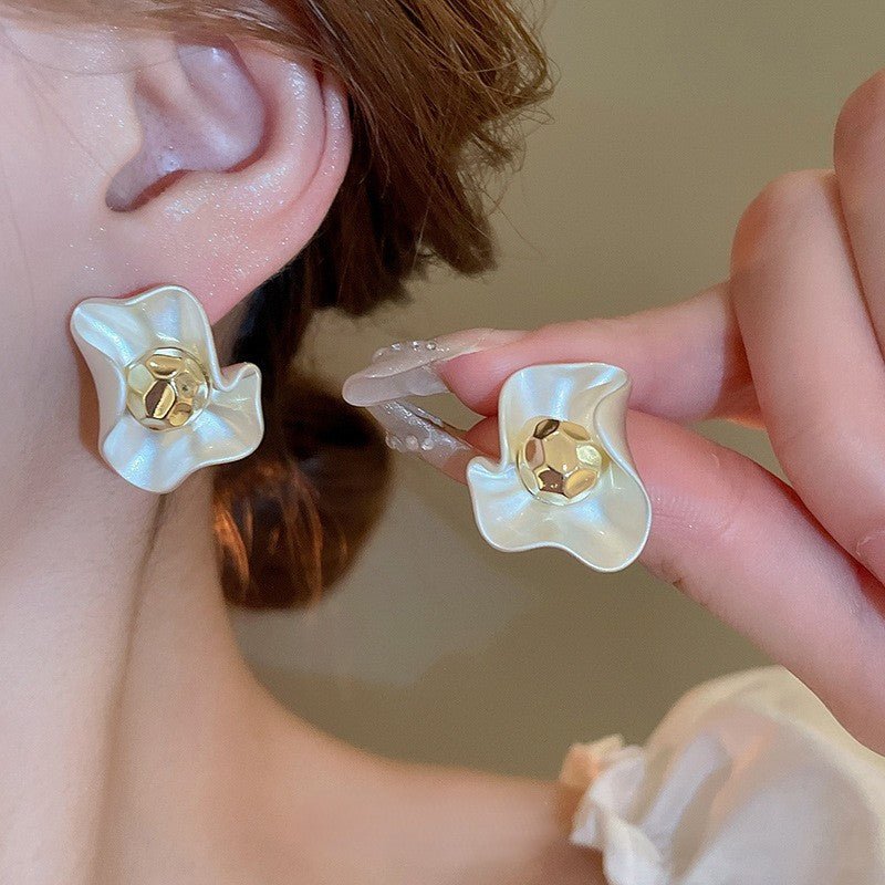 Flora Chic – Vergoldete Silberohrringe mit gefalteten Blüten im minimalistischen Design - AuraGleam