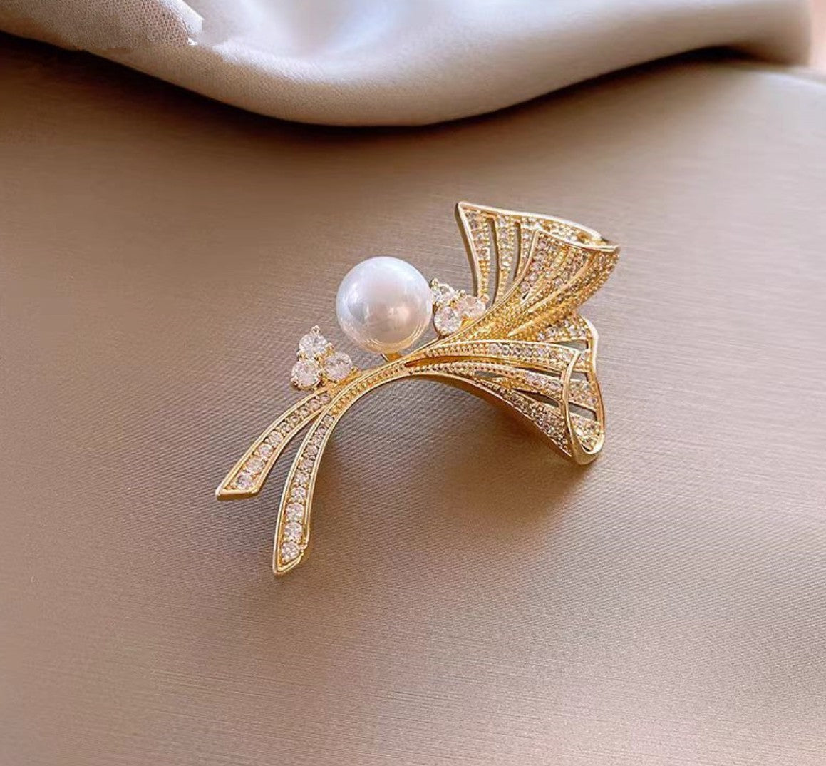 Vergoldete Ginkgo-Fächer-Brosche mit Zirkonia und Süßwasserperle – eleganter Schmuck im asiatischen Stil für Damen