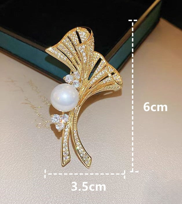 Vergoldete Ginkgo-Fächer-Brosche mit Zirkonia und Süßwasserperle – eleganter Schmuck im asiatischen Stil für Damen