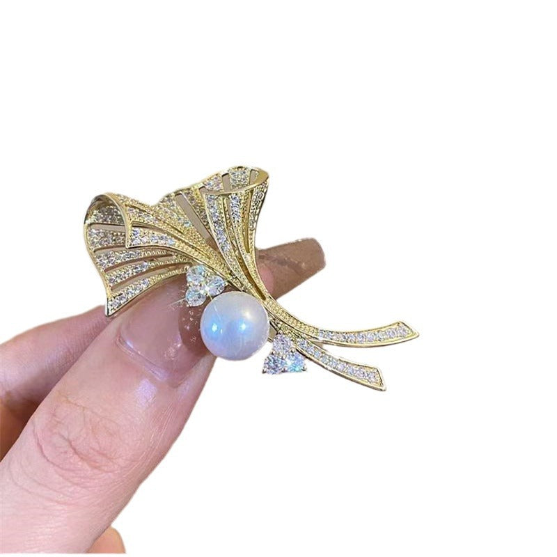 Vergoldete Ginkgo-Fächer-Brosche mit Zirkonia und Süßwasserperle – eleganter Schmuck im asiatischen Stil für Damen