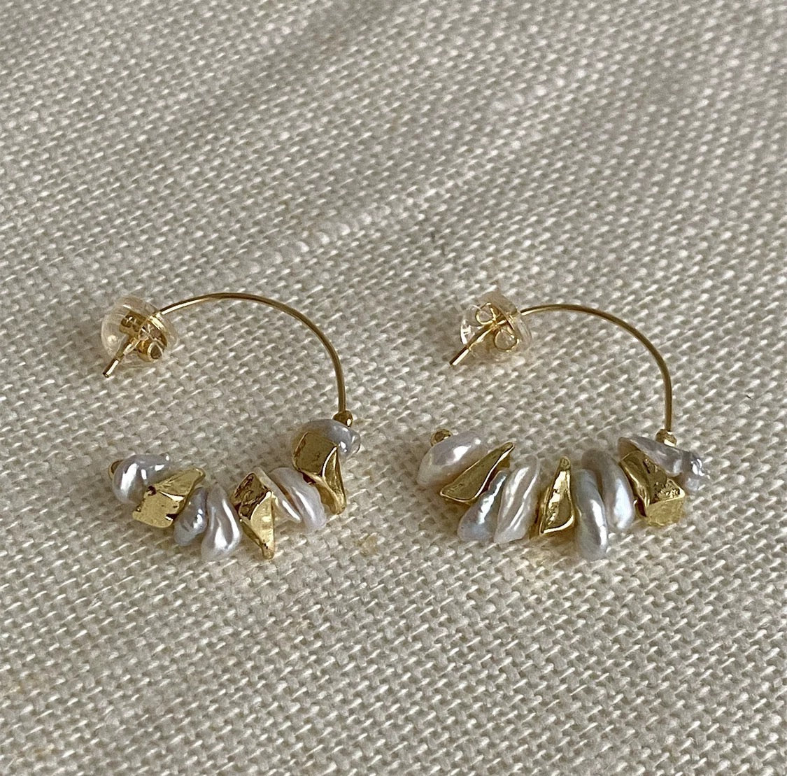 Golden Drop – 14K vergoldete Creolen mit Barockperlen & Mini Nuggets - AuraGleam