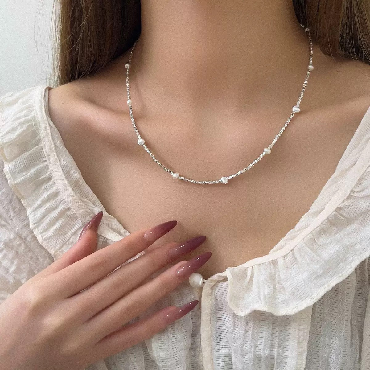 Zarte Halskette aus 925er Silber mit facettierten Katzenaugen-perlen und feinen Süßwasserperlen – elegant, minimalistisch und alltagstauglich