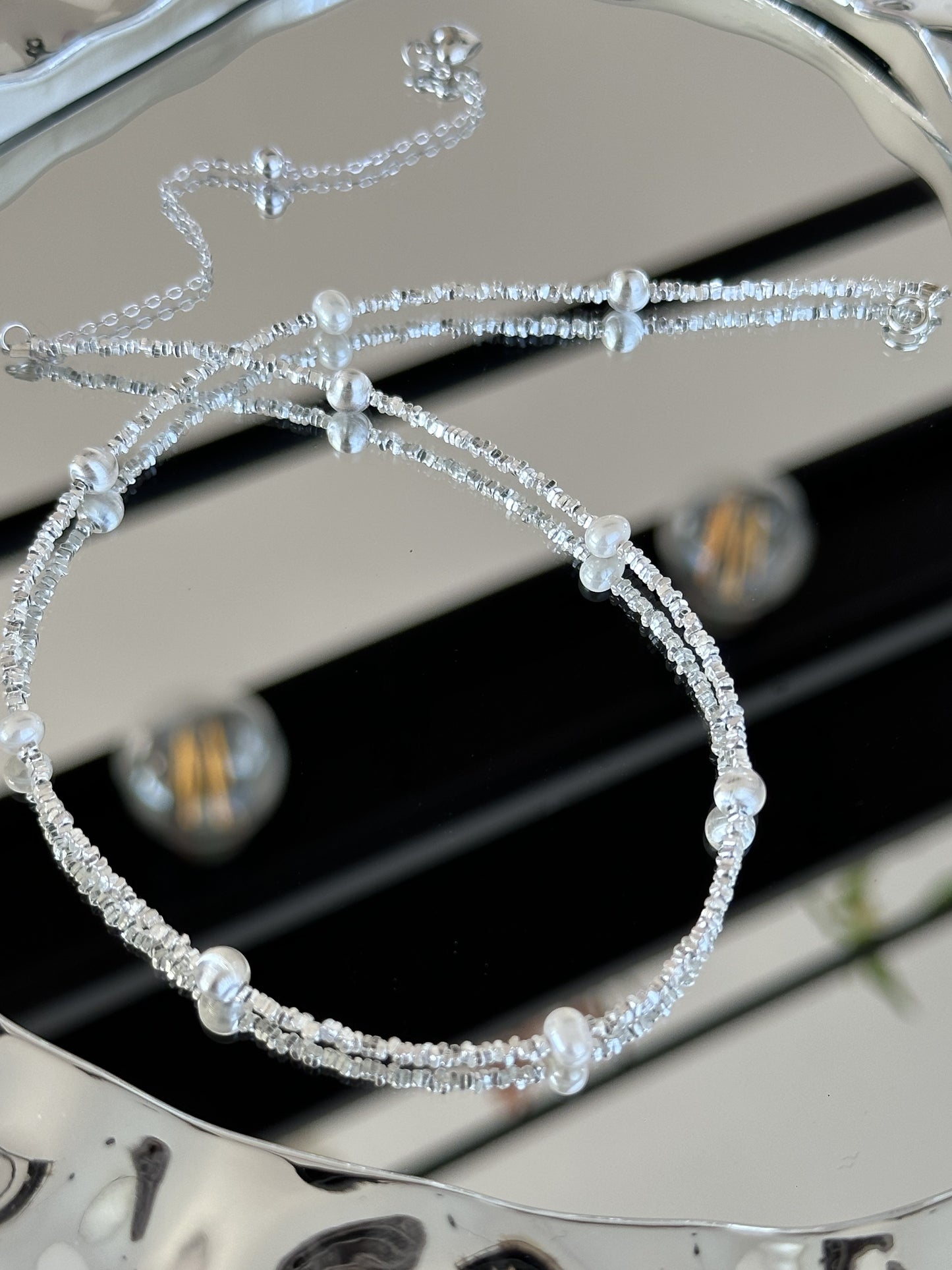 Zarte Halskette aus 925er Silber mit facettierten Katzenaugen-perlen und feinen Süßwasserperlen – elegant, minimalistisch und alltagstauglich