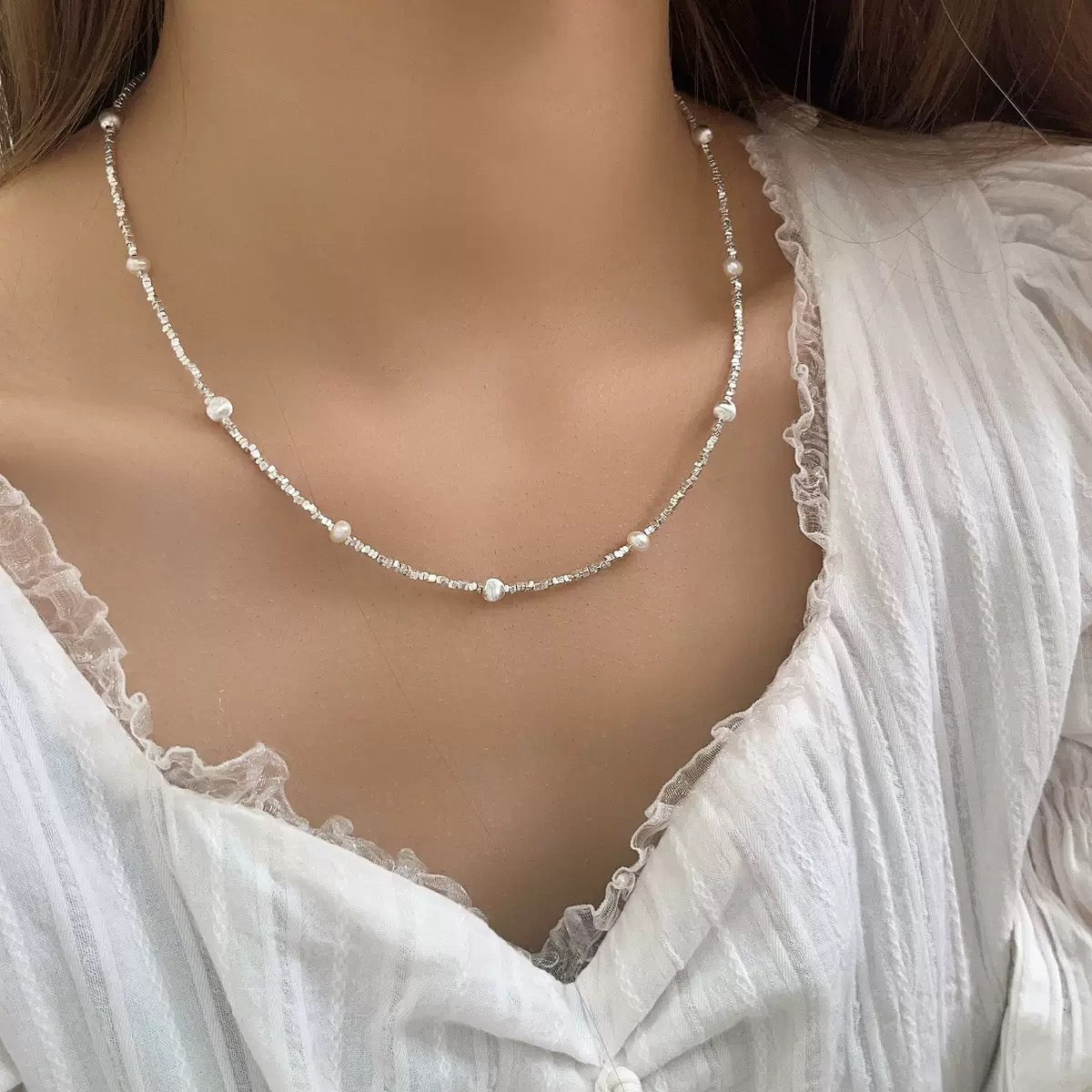 Zarte Halskette aus 925er Silber mit facettierten Katzenaugen-perlen und feinen Süßwasserperlen – elegant, minimalistisch und alltagstauglich
