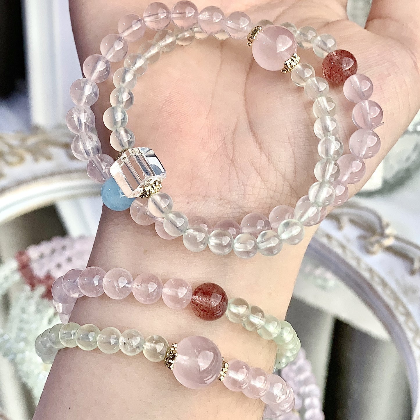 Mehrlagiges Heilstein-Armband aus Prehnit, Rosenquarz, Aquamarin und weiteren Edelsteinen – zartes Design für Balance und innere Ruhe