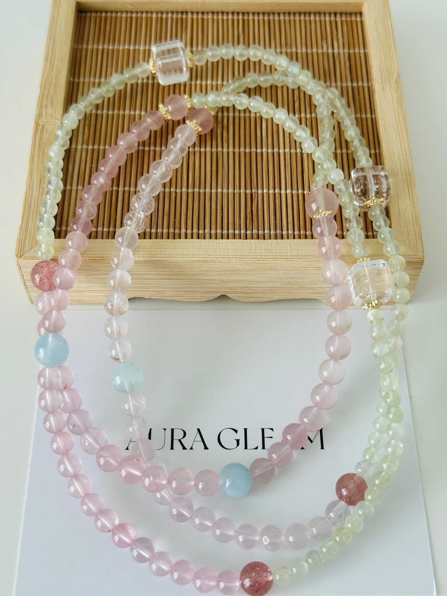 Mehrlagiges Heilstein-Armband aus Prehnit, Rosenquarz, Aquamarin und weiteren Edelsteinen – zartes Design für Balance und innere Ruhe