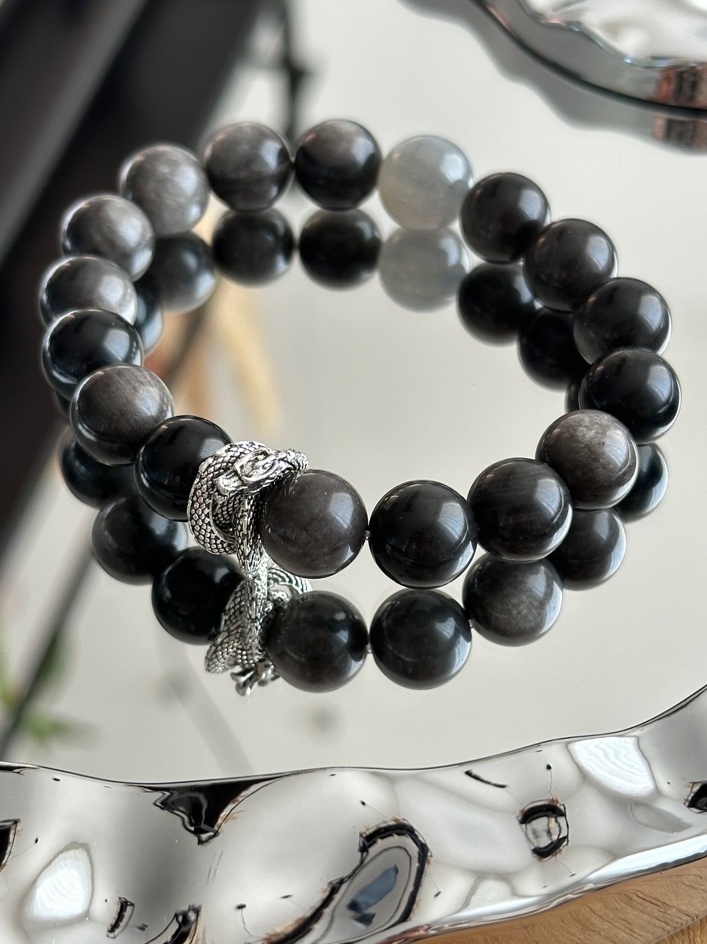Maskulines Herrenarmband mit 12mm Silberobsidian und grauem Mondstein – kombiniert mit silbernem Drachen-Element als stilvoller Blickfang