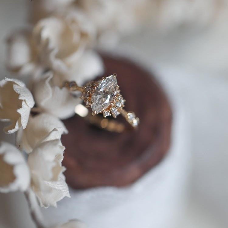 Hochzeitsmelodie – Verstellbarer Damenring mit marquiseförmigem High - Carbon - Diamant, luxuriös vergoldet - AuraGleam