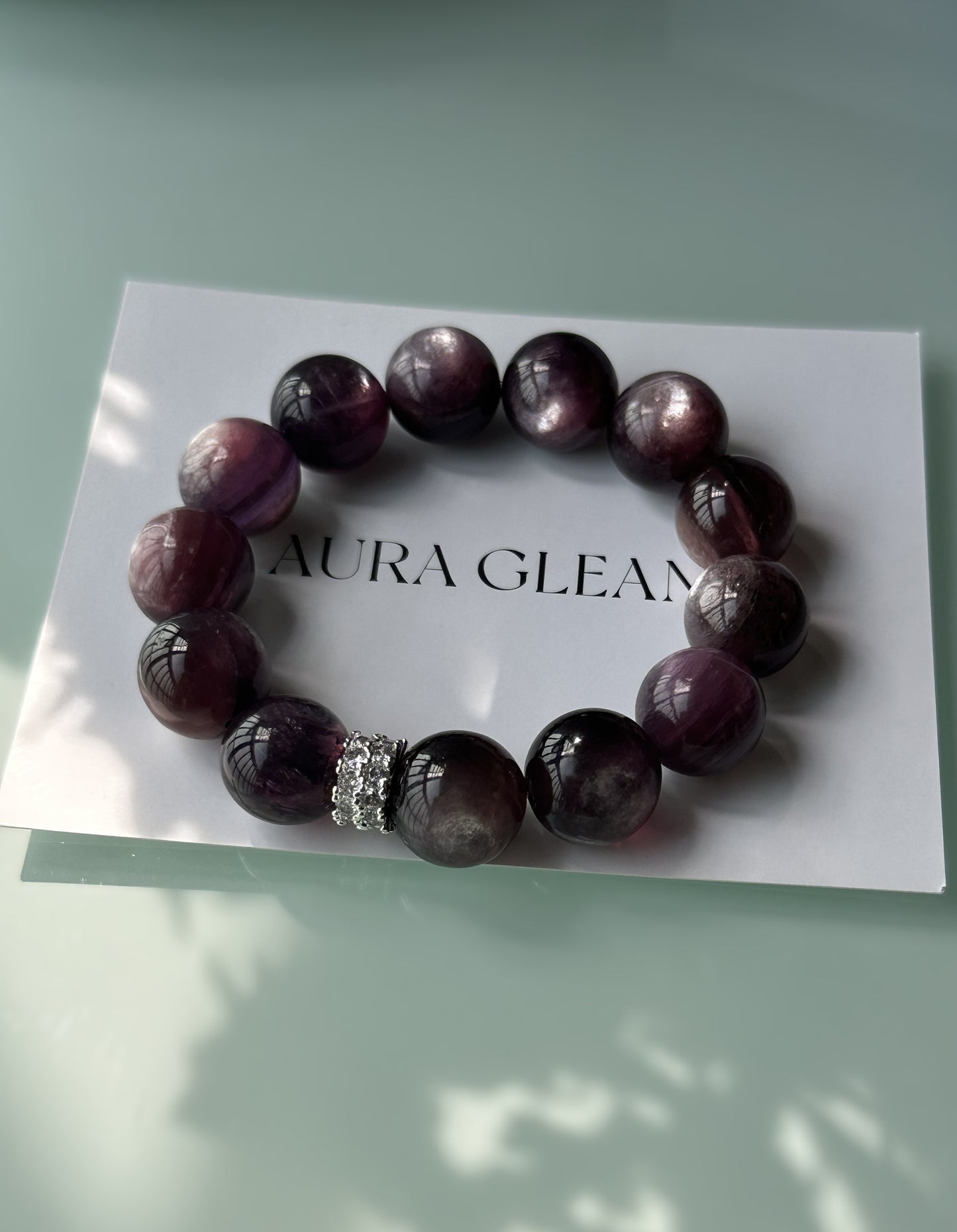 Kraftvolles Armband aus 14 mm+ Lepidolith-Perlen mit natürlichem Glanz und funkelndem Zirkonia-Zwischenelement – beruhigende Energie & eleganter Look