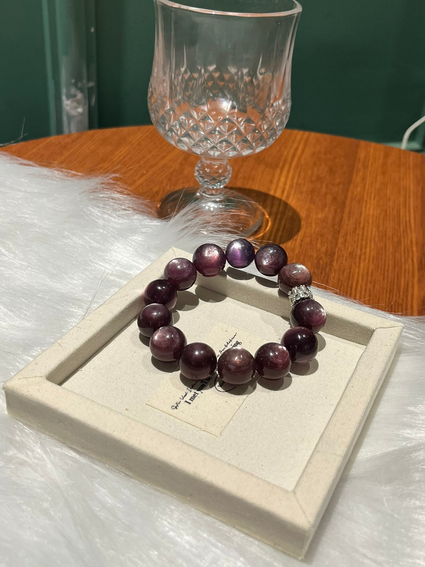 Kraftvolles Armband aus 14 mm+ Lepidolith-Perlen mit natürlichem Glanz und funkelndem Zirkonia-Zwischenelement – beruhigende Energie & eleganter Look
