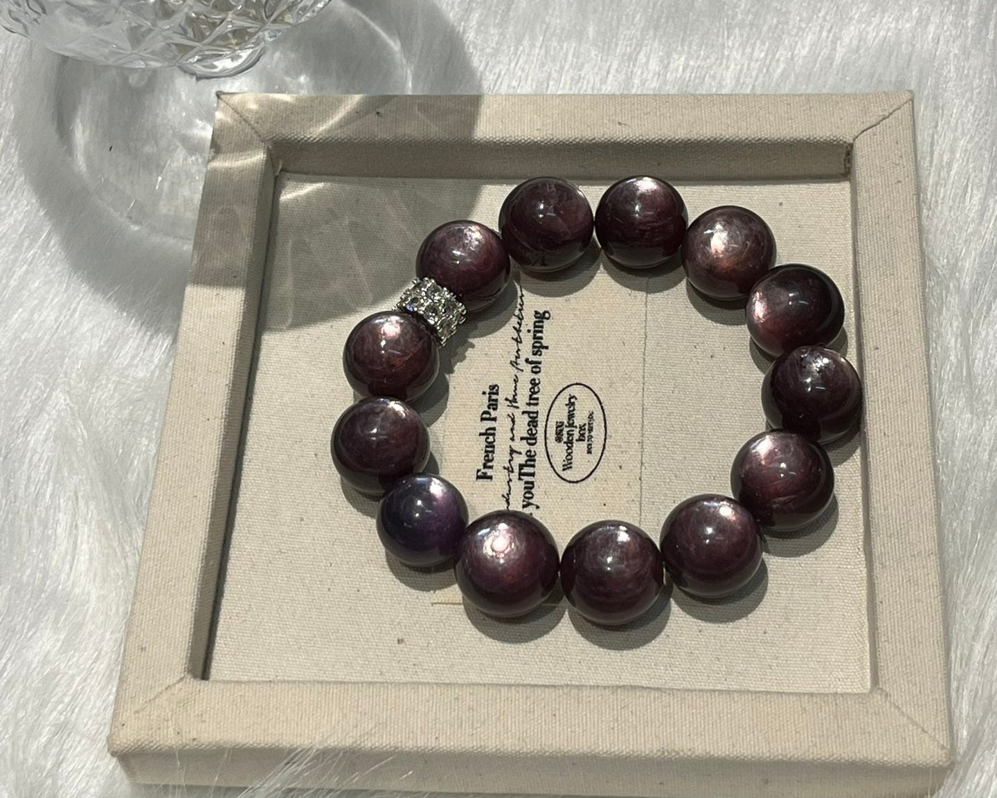 Kraftvolles Armband aus 14 mm+ Lepidolith-Perlen mit natürlichem Glanz und funkelndem Zirkonia-Zwischenelement – beruhigende Energie & eleganter Look