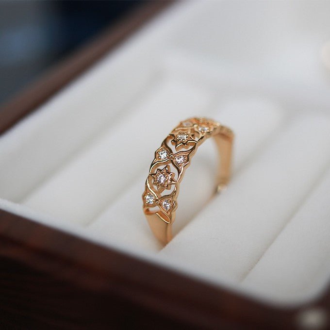 Lotus Lace – Verstellbarer Kupferring mit vergoldeter filigraner Spitzenstruktur und Zirkonia - AuraGleam