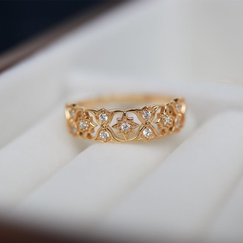 Lotus Lace – Verstellbarer Kupferring mit vergoldeter filigraner Spitzenstruktur und Zirkonia - AuraGleam