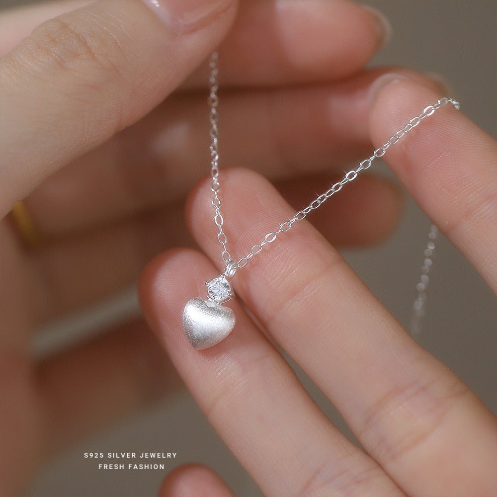 Matte Heart – S925 Silber Halskette mit gebürstetem Herzanhänger und Zirkonia - AuraGleam