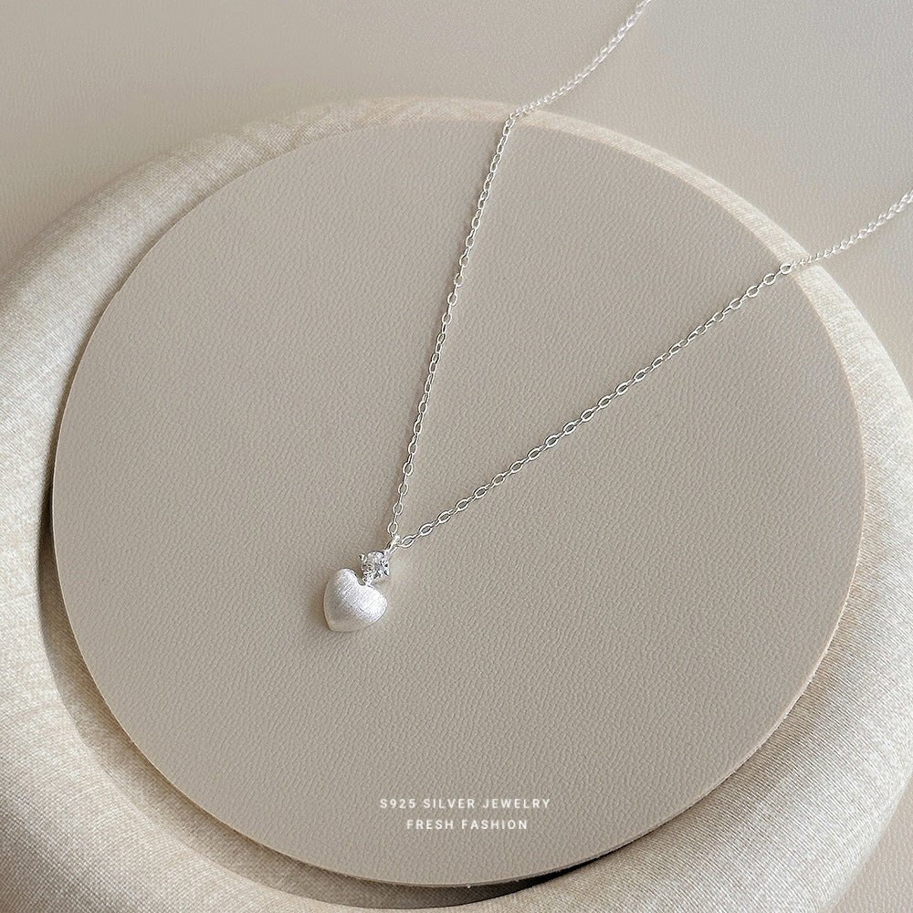 Matte Heart – S925 Silber Halskette mit gebürstetem Herzanhänger und Zirkonia - AuraGleam