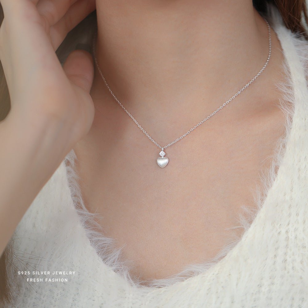 Matte Heart – S925 Silber Halskette mit gebürstetem Herzanhänger und Zirkonia - AuraGleam