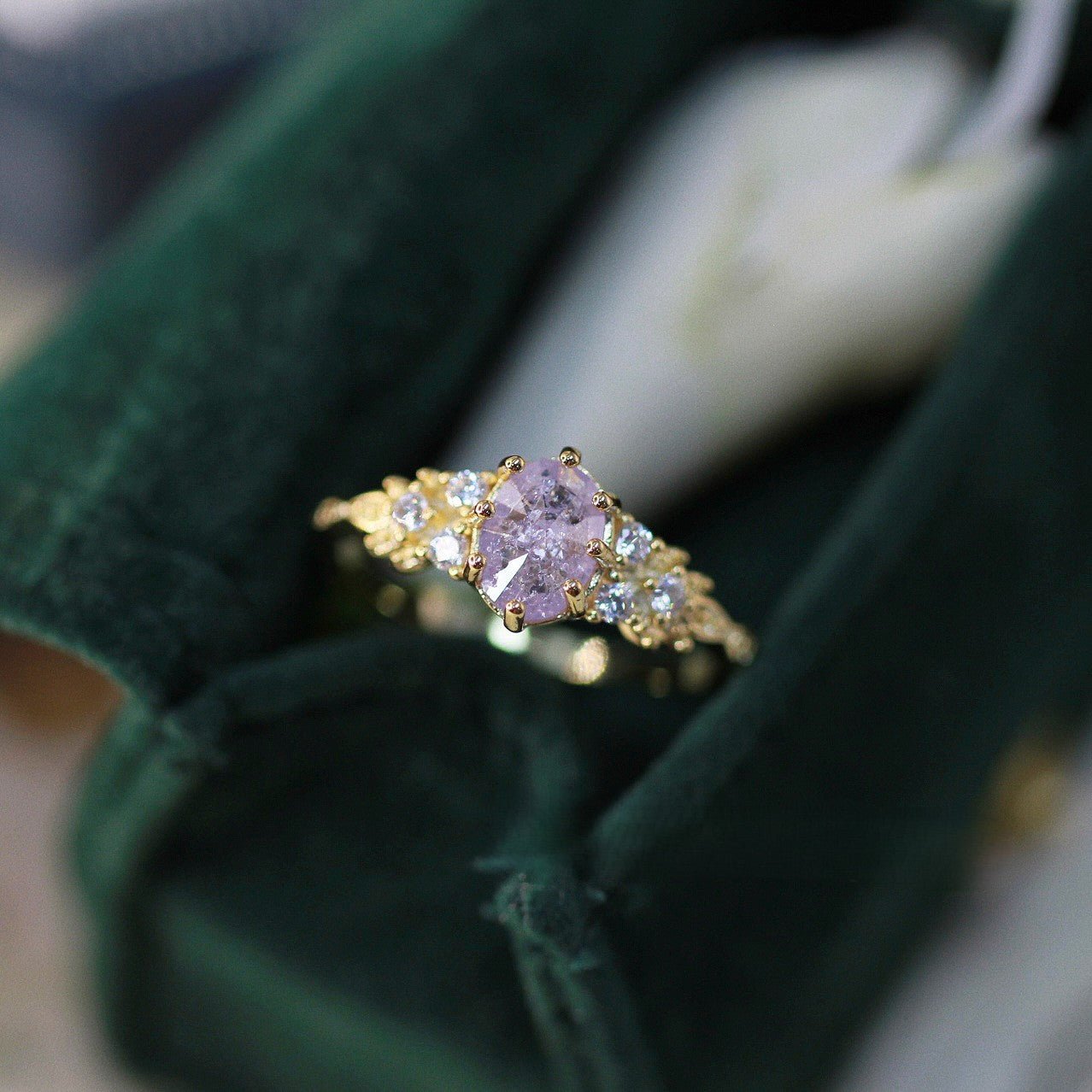 Misty Elegance – 14K vergoldeter Ring mit violettem Zirkonia und Vintage - Design - AuraGleam