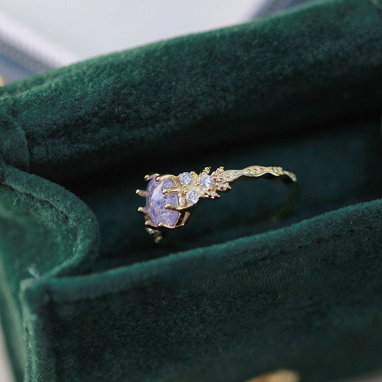 Misty Elegance – 14K vergoldeter Ring mit violettem Zirkonia und Vintage - Design - AuraGleam