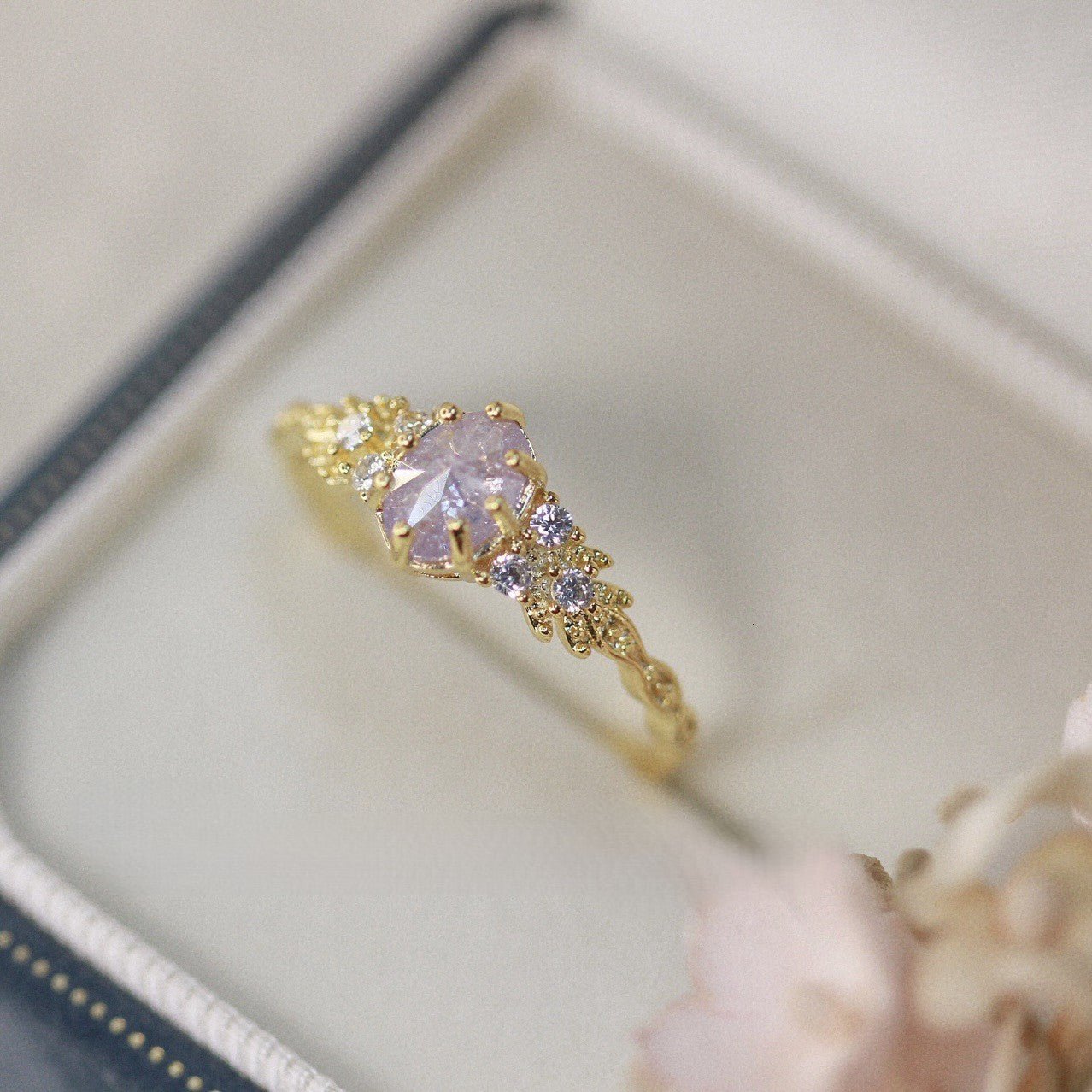 Misty Elegance – 14K vergoldeter Ring mit violettem Zirkonia und Vintage - Design - AuraGleam