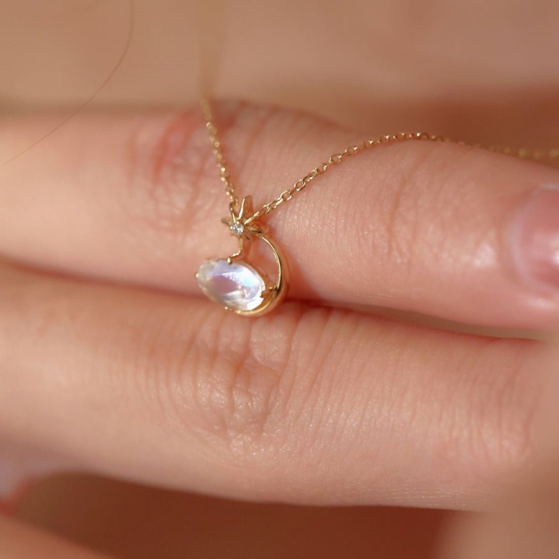 Mondlicht Sternenglanz – S925 Silber Halskette mit Opal - Anhänger, 14K vergoldet - AuraGleam