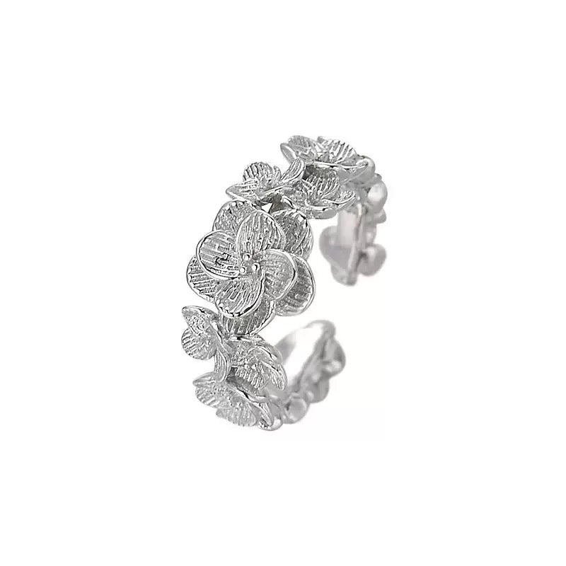 Filigraner offener 925er Silberring mit floralen Blütenmotiven – handgefertigt und romantisch gestaltet, größenverstellbar