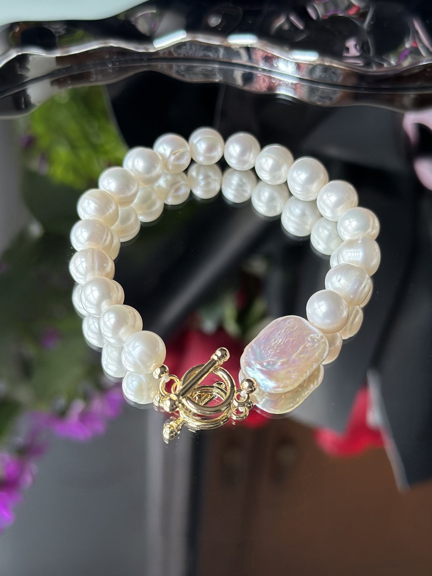 Elegantes Perlenarmband mit schimmernden Süßwasserperlen, verziert mit einem flachen Barockquadrat und hochwertigem OT-Verschluss – klassische Schönheit in moderner Form