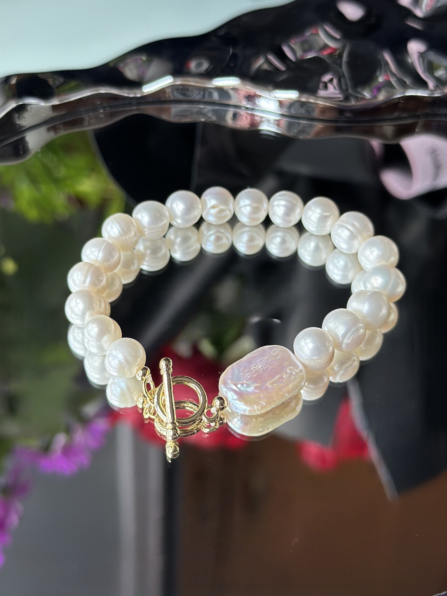 Elegantes Perlenarmband mit schimmernden Süßwasserperlen, verziert mit einem flachen Barockquadrat und hochwertigem OT-Verschluss – klassische Schönheit in moderner Form