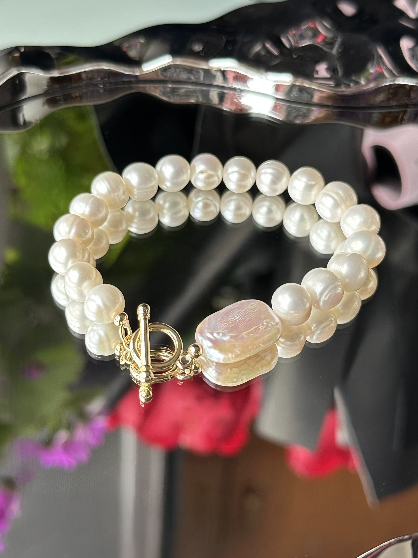 Elegantes Perlenarmband mit schimmernden Süßwasserperlen, verziert mit einem flachen Barockquadrat und hochwertigem OT-Verschluss – klassische Schönheit in moderner Form
