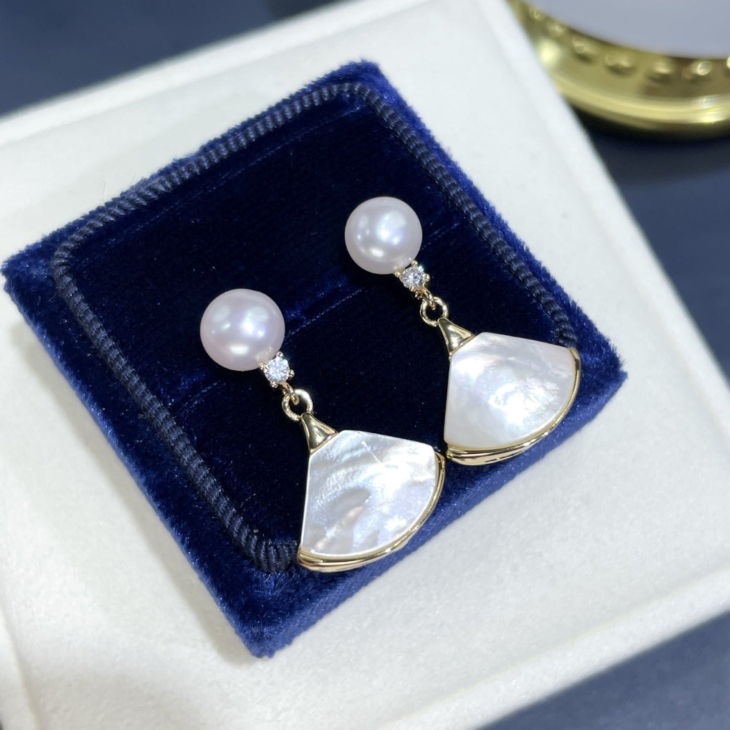 „Perlenkleid“ – Ohrstecker aus S925 Silber mit Süßwasserperle & Muschelperlmutt - AuraGleam