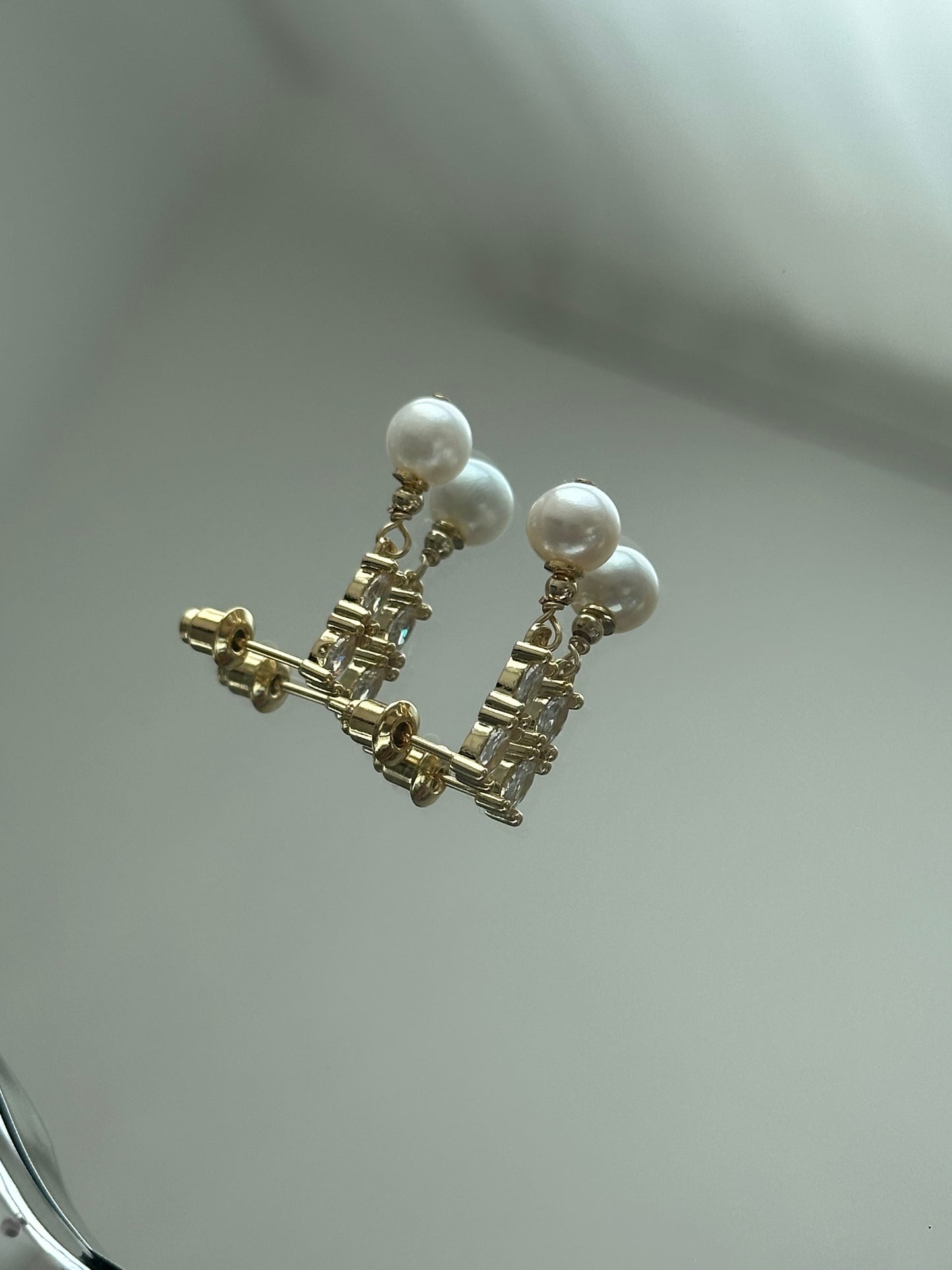 Elegante Perlenstecker mit funkelnden Zirkonia-Akzenten und 925er Silberstift, vergoldet – klassisches Design mit modernem Glanz