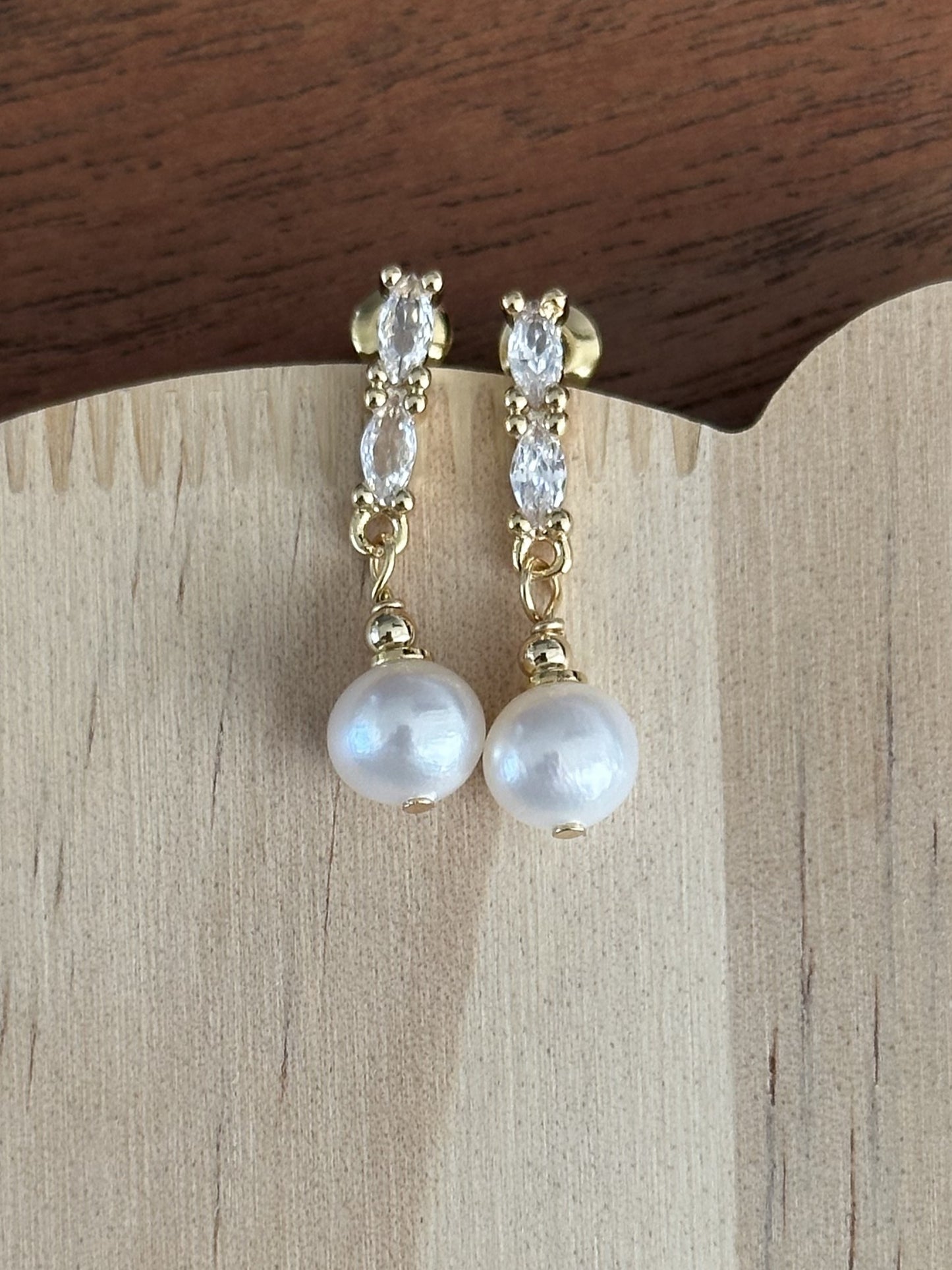 Elegante Perlenstecker mit funkelnden Zirkonia-Akzenten und 925er Silberstift, vergoldet – klassisches Design mit modernem Glanz