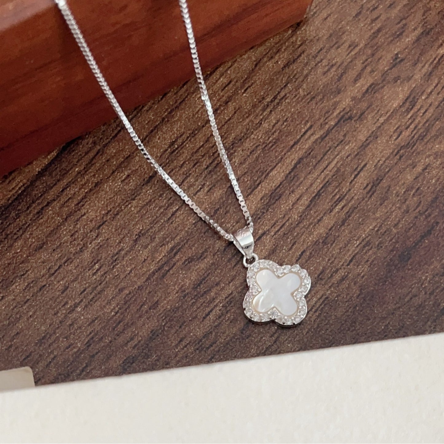 S925 Silber Halskette mit Kleeblatt-Anhänger aus schimmerndem Perlmutt, umrahmt von funkelnden Zirkonia – eleganter Glücksbringer für jeden Anlass