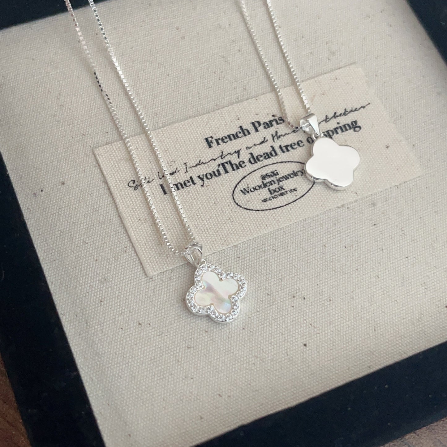 S925 Silber Halskette mit Kleeblatt-Anhänger aus schimmerndem Perlmutt, umrahmt von funkelnden Zirkonia – eleganter Glücksbringer für jeden Anlass