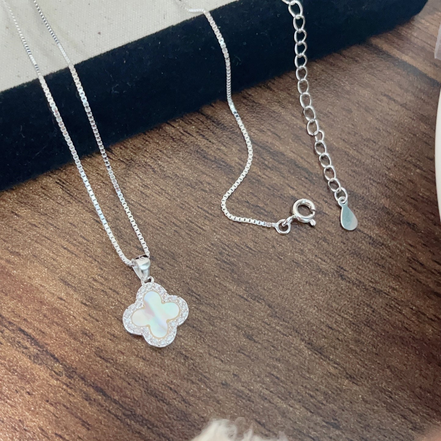 S925 Silber Halskette mit Kleeblatt-Anhänger aus schimmerndem Perlmutt, umrahmt von funkelnden Zirkonia – eleganter Glücksbringer für jeden Anlass