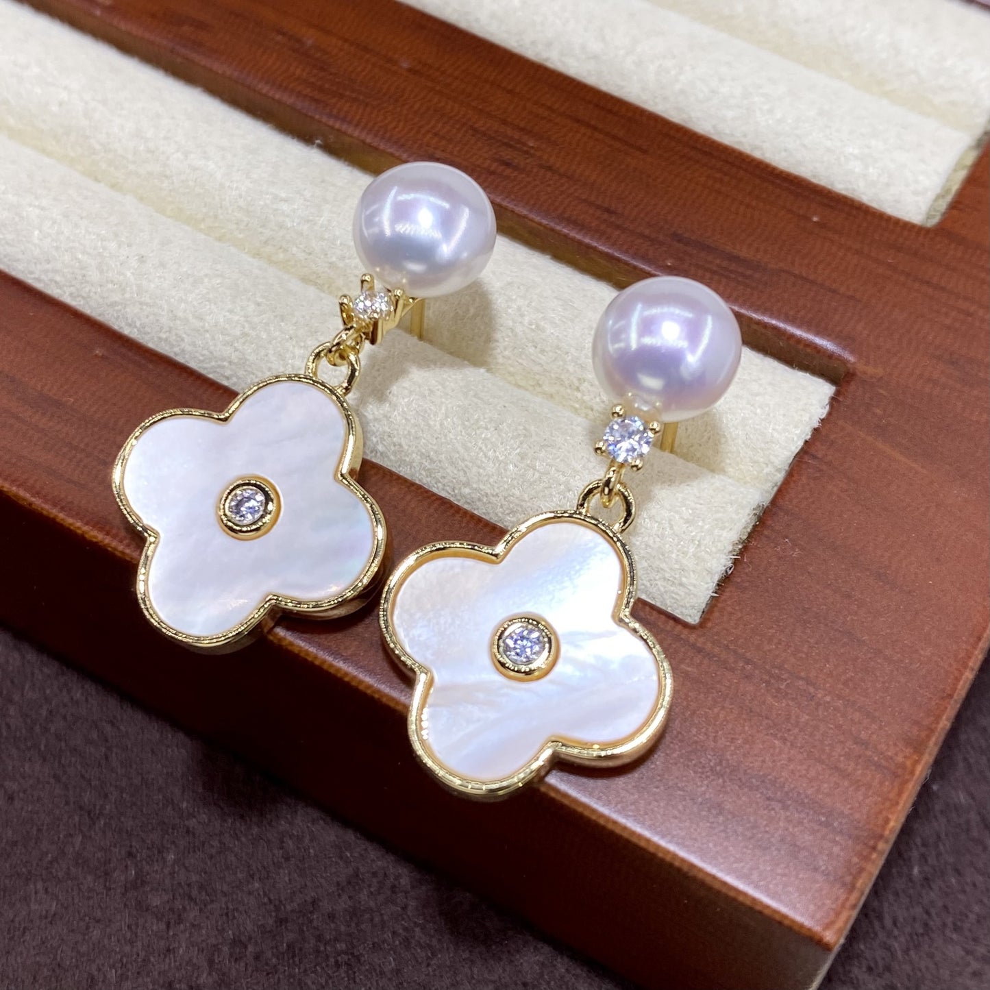 Elegante Ohrstecker aus 925er Silber mit schimmernder Perle, Muschelblume-Anhänger und funkelndem Zirkonia – feminines Design mit natürlichem Glanz