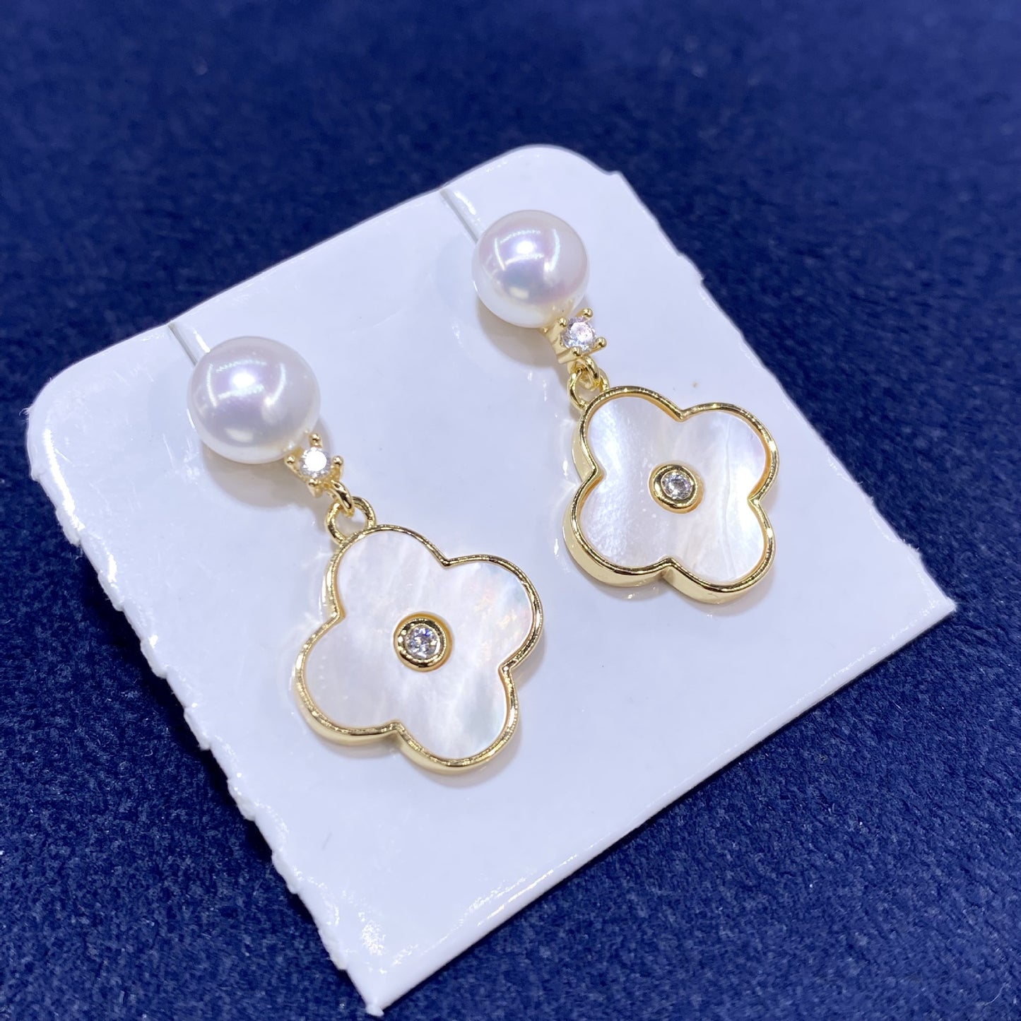 Elegante Ohrstecker aus 925er Silber mit schimmernder Perle, Muschelblume-Anhänger und funkelndem Zirkonia – feminines Design mit natürlichem Glanz