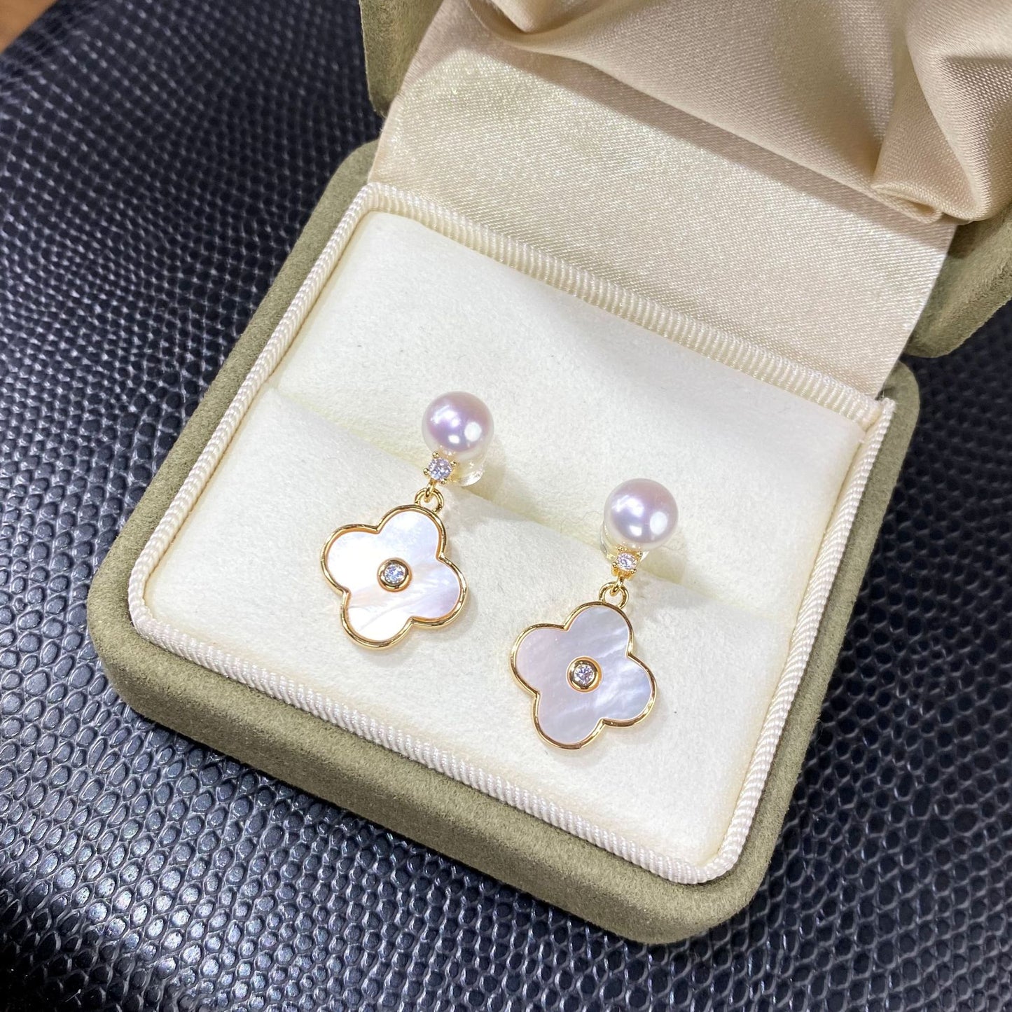 Elegante Ohrstecker aus 925er Silber mit schimmernder Perle, Muschelblume-Anhänger und funkelndem Zirkonia – feminines Design mit natürlichem Glanz