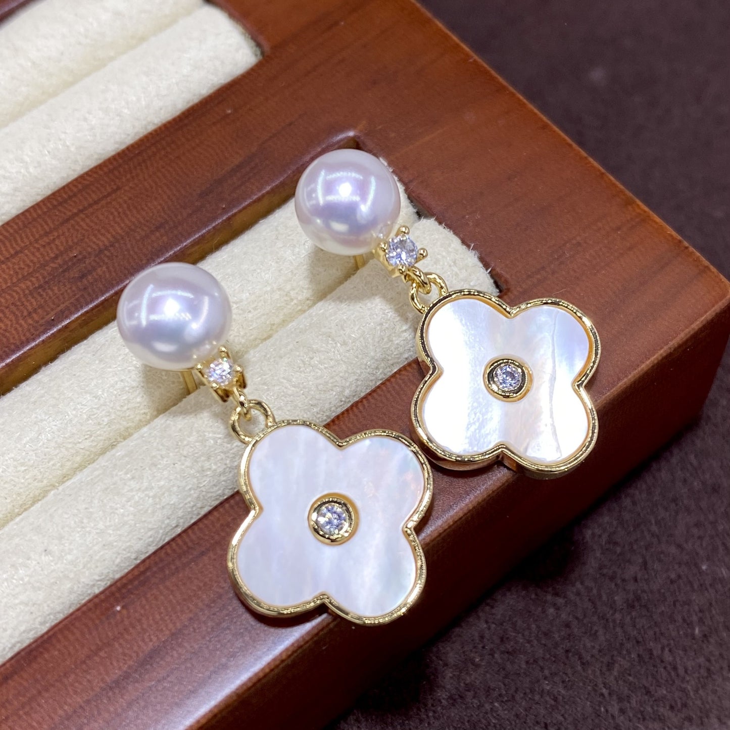 Elegante Ohrstecker aus 925er Silber mit schimmernder Perle, Muschelblume-Anhänger und funkelndem Zirkonia – feminines Design mit natürlichem Glanz