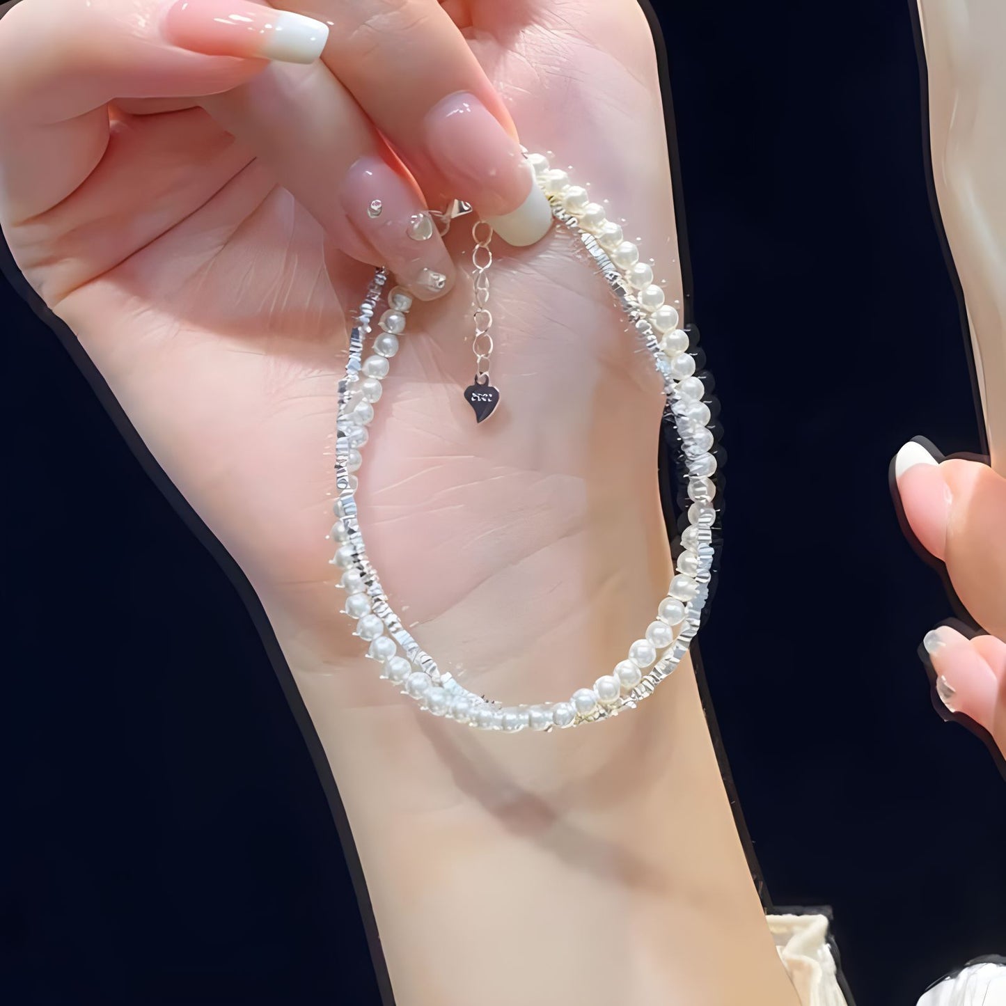 Doppelreihiges Armband aus 925er Silber mit Süßwasserperlen, minimalistisches Design auf weißem Hintergrund