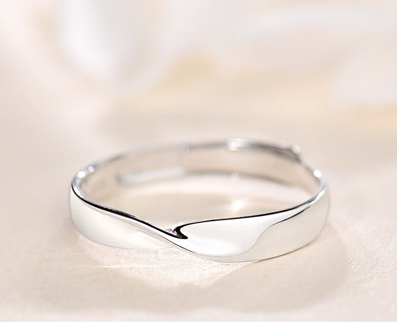 Eleganter Partnerring aus S999 Feinsilber mit sanfter Drehung – verstellbares Design als Symbol für Liebe, Balance und Harmonie