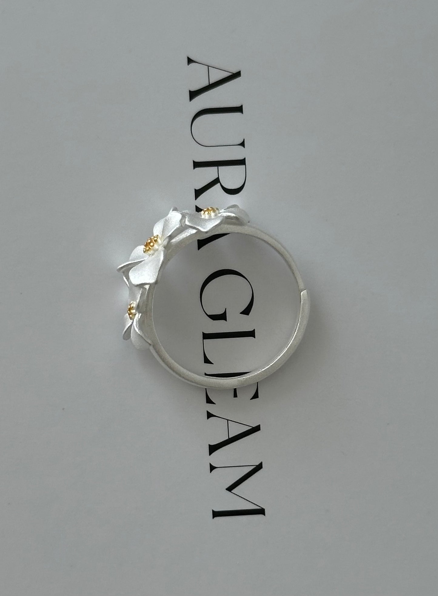 Verstellbarer Ring aus S999 Feinsilber mit drei zarten Gardenienblüten – florales Design mit goldfarbenem Blütenstempel für einen eleganten Naturlook