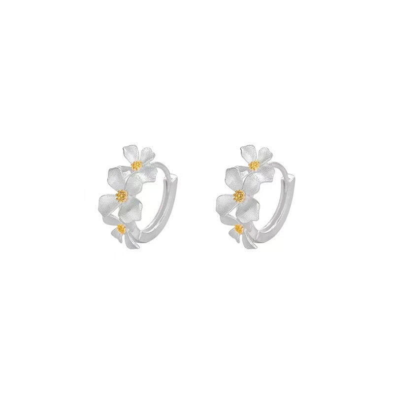 Handgefertigte S999 Feinsilber-Creolen mit zarten Blüten und vergoldetem Zentrum – filigraner floraler Ohrschmuck in eleganter Ausführung