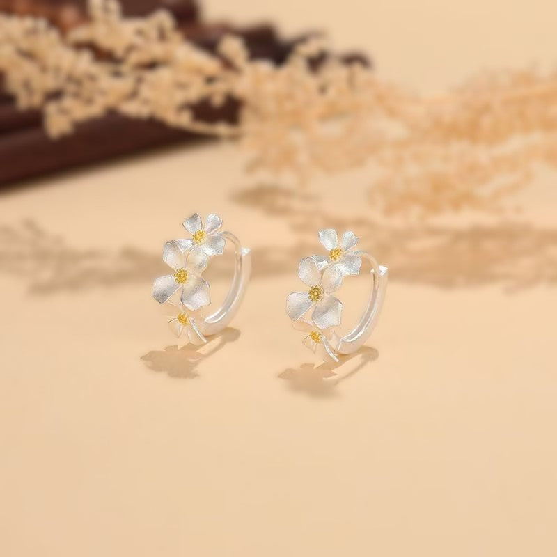 Handgefertigte S999 Feinsilber-Creolen mit zarten Blüten und vergoldetem Zentrum – filigraner floraler Ohrschmuck in eleganter Ausführung