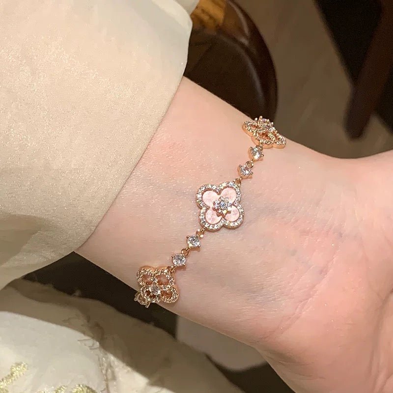 Sakura Cleef Armband – Roségoldene Armband mit rosa Perlmuttblüten, Zirkonia, 18K vergoldet - AuraGleam