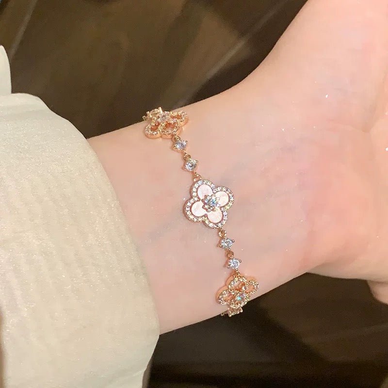 Sakura Cleef Armband – Roségoldene Armband mit rosa Perlmuttblüten, Zirkonia, 18K vergoldet - AuraGleam