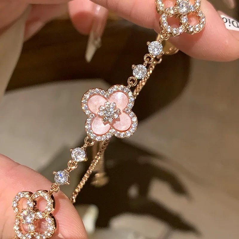 Sakura Cleef Armband – Roségoldene Armband mit rosa Perlmuttblüten, Zirkonia, 18K vergoldet - AuraGleam