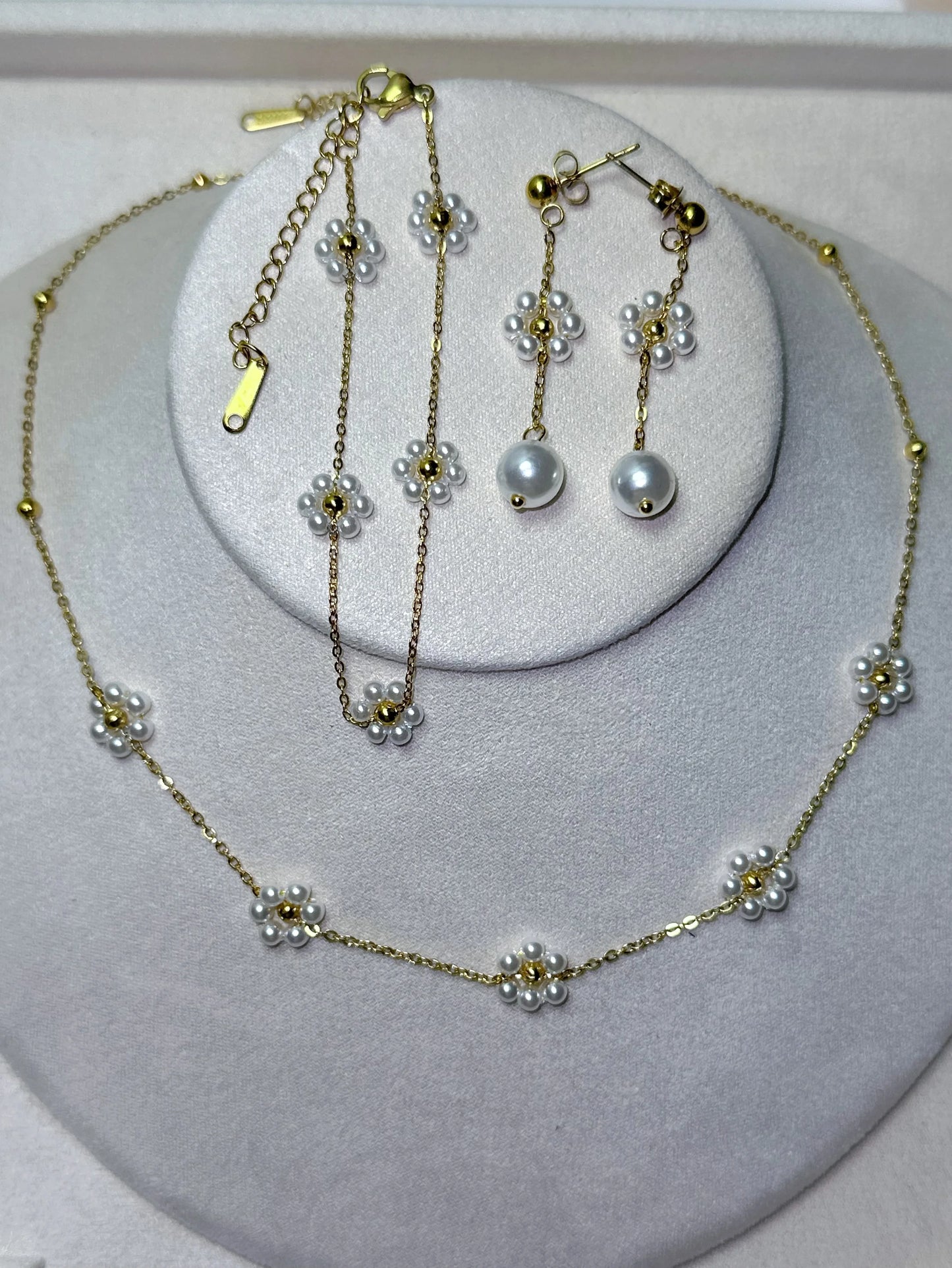 Goldenes Perlen-Schmuckset "Aura" mit Blumen-Motiven (Kette, Armband, Ohrringe).