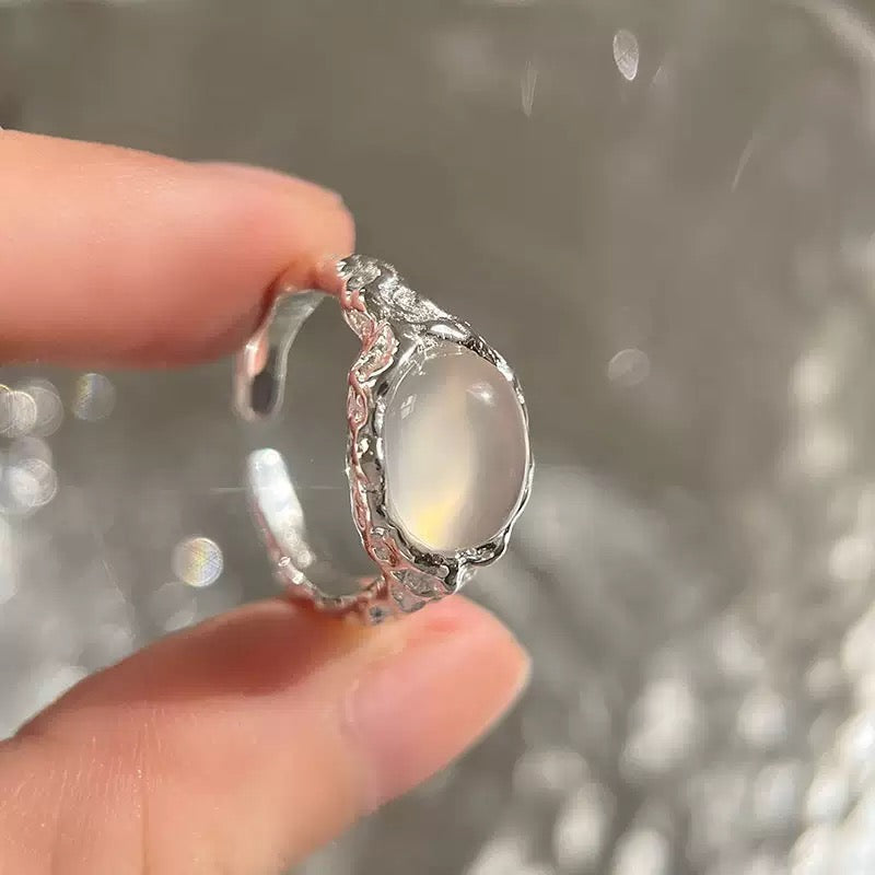 Handgefertigter 925er Silberring mit ovalem weißem Achat in organischer Fassung – schimmernd, elegant und individuell verstellbar