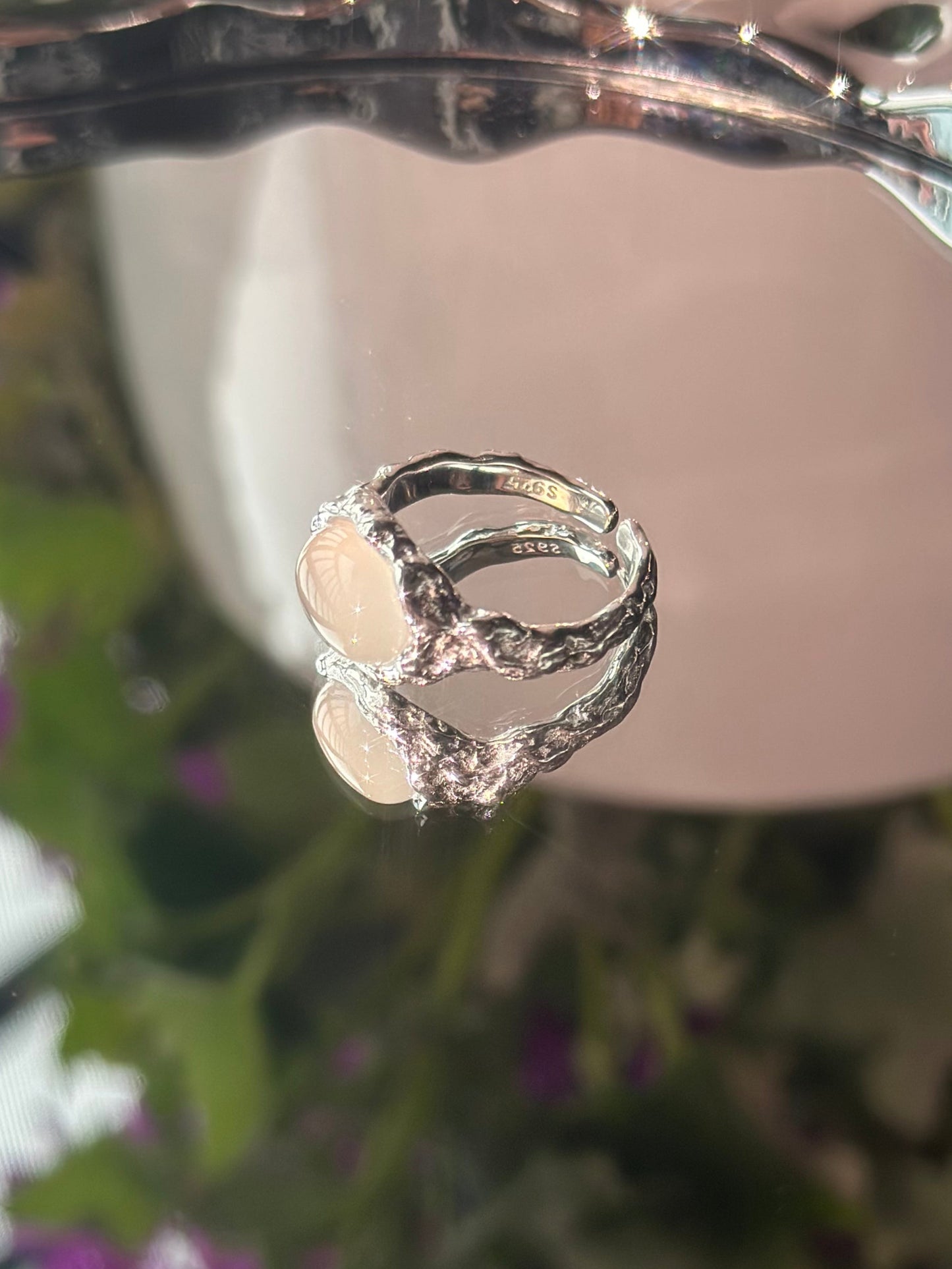 Handgefertigter 925er Silberring mit ovalem weißem Achat in organischer Fassung – schimmernd, elegant und individuell verstellbar