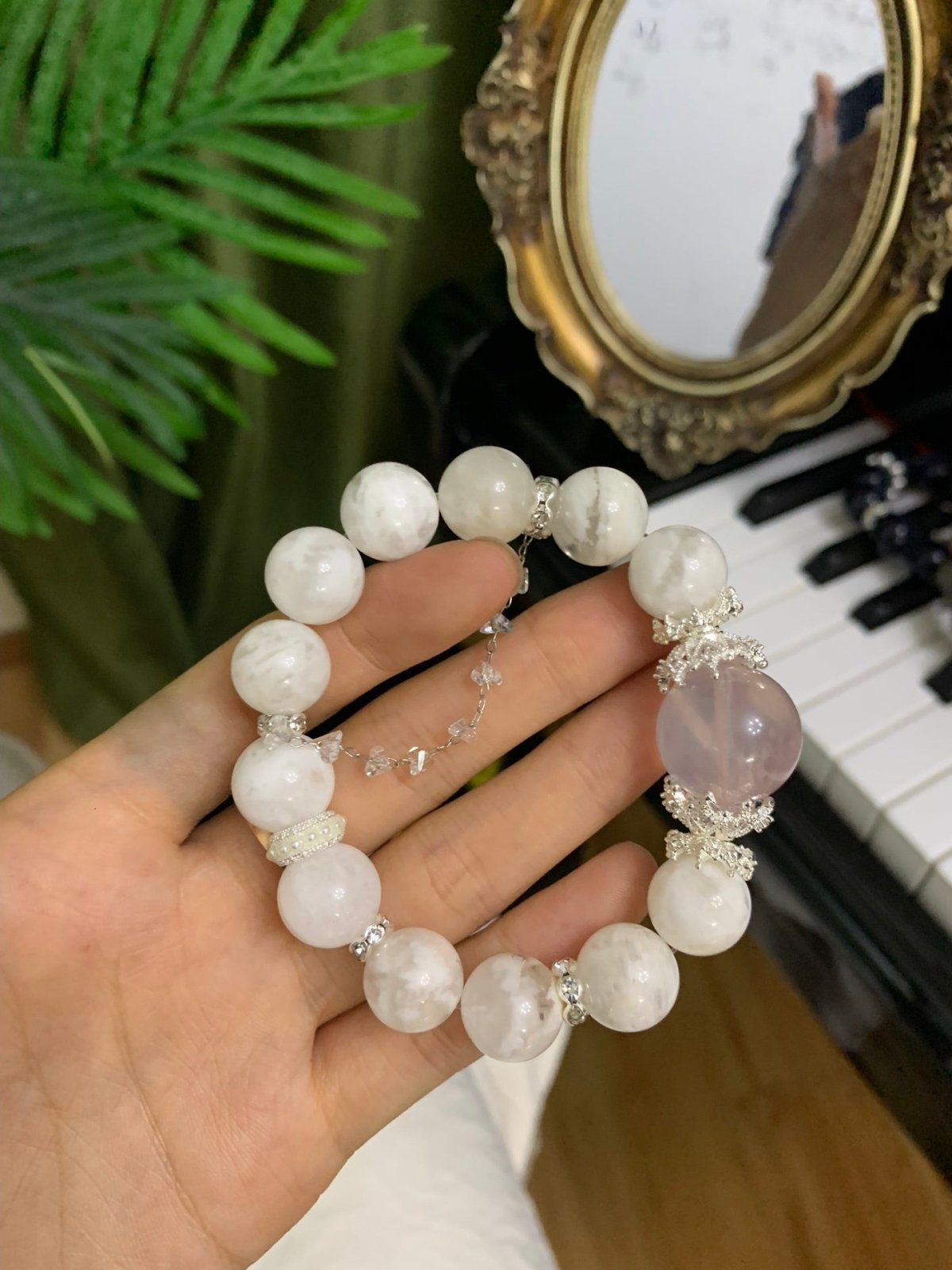 Snow Bloom – Armband mit Schneeflocken - Phantomquarz & großem Rosenquarz - AuraGleam